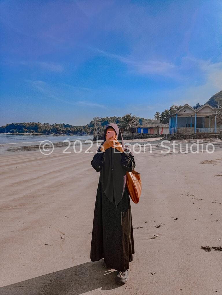Potret Ula di Labuhan Beach: Pagi Tenang di Pulau Bawean
